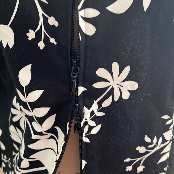 Susan Graver Style Black and White Floral Shacket size Small - Picture 7 of 7